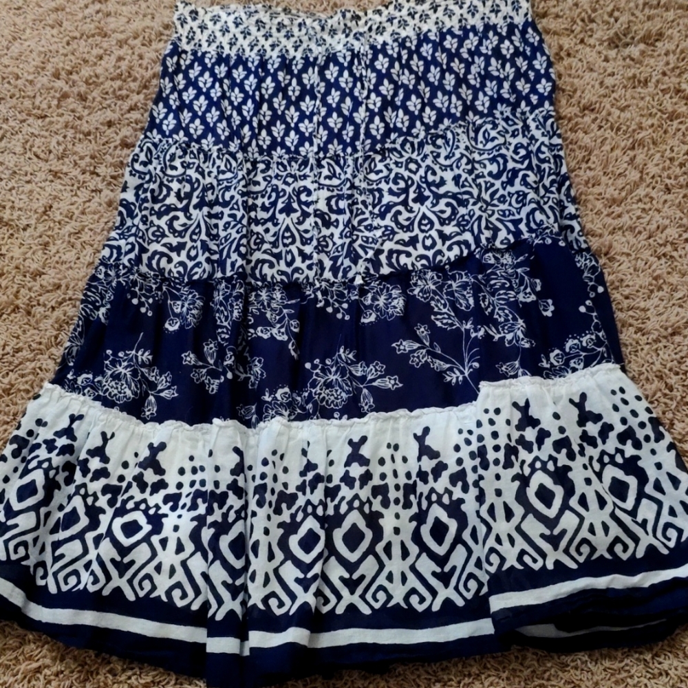 Old Navy skirt size XS navy and white floral